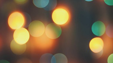 Renkli parlak bokeh ve yumuşak odak yanıp sönen yılbaşı ışıkları. Köpüklü soyut
