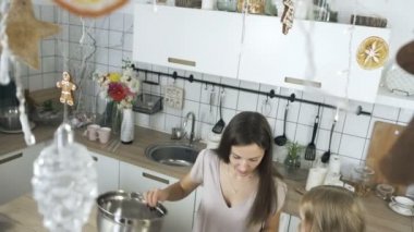 Bebekle brokoli pişirme