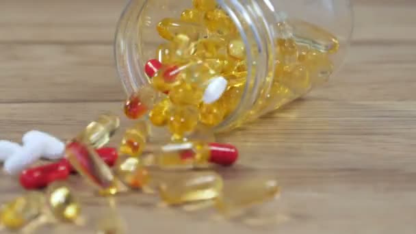 Polvilhe pílulas na mesa — Vídeo de Stock