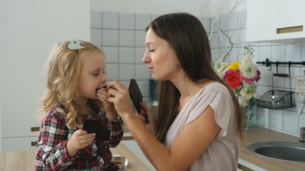Maman avec un enfant mangeant du chocolat — Video