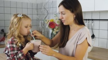 Anne ve kızı kakao hatmi ile iç