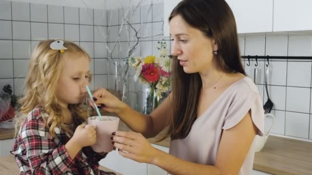 Moeder en dochter drink cacao met marshmallow — Stockvideo