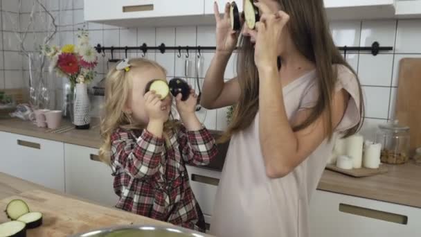 Mãe e filha brincam na cozinha — Vídeo de Stock