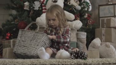 Noel ağacının altında küçük şirin kız