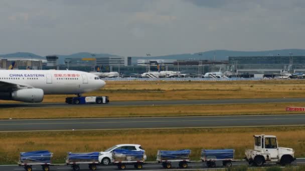 Schleppen des Airbus A330-243 von China Eastern Airlines — Stockvideo