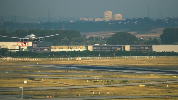 Approaching of Boeing 777 at Frankfurt am Main airport — Stock Video