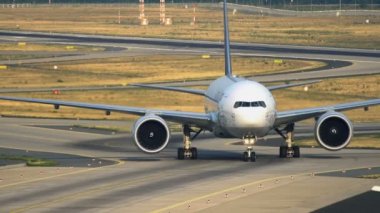 Boeing 777 Lufthansa kargo Taksilemek