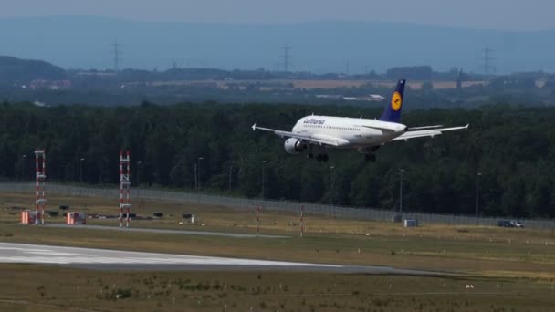 空港に近づいているルフトハンザ航空のエアバス A320 — ストック動画