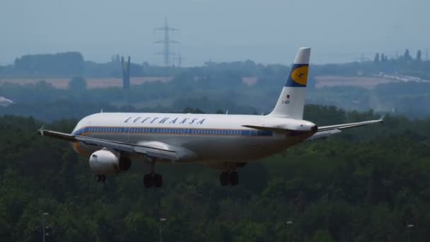 Retro üniforma ile Lufthansa Hava Yolları'nın Airbus A320 — Stok video