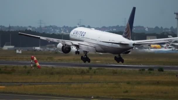 Boeing 777-222er van United airlines landing — Stockvideo