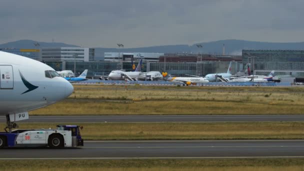 Remorquage du Boeing 777 de Cathay Pacific — Video