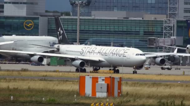 Airbus A340 rolando pelo taxiway — Vídeo de Stock