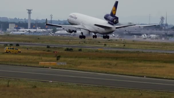 Lufthansa cargo mcdonnell douglas md-11 landung — Stockvideo