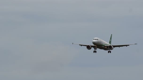Airbus A320-214 Irak havayolları yaklaşırken — Stok video