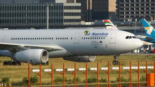 Nahaufnahme eines Airbus A330-200 von Air namibia — Stockvideo