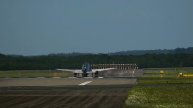 Ticari jet kalktıktan siyah üniforma ile