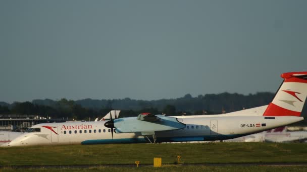 Turboprop-Flugzeug Bombardier Dash 8 q400 vor Abflug — Stockvideo