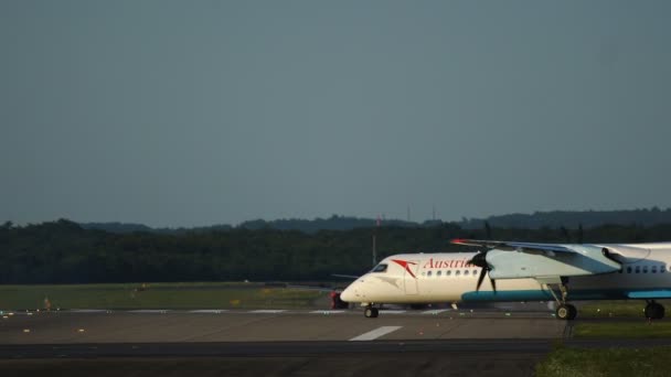 Turboprop-Flugzeug Bombardier Dash 8 q400 rollt auf Landebahn — Stockvideo