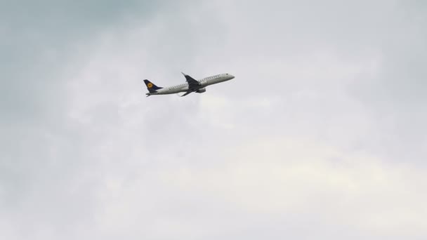 Lufthansas Embraer após decolagem — Vídeo de Stock