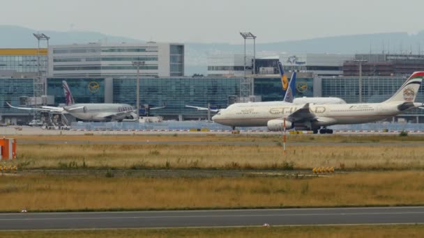 Airbus A330 Etihad Airlines postupných proti terminálu — Stock video