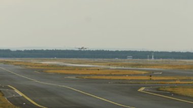 Jet uçağı yaklaşıyor