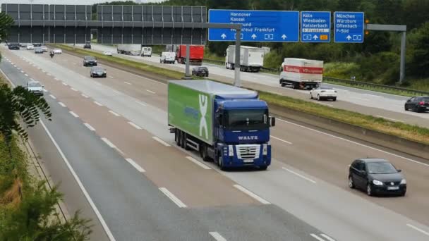 Ruch na niemieckiej autostradzie Autostrada A5 w pobliżu Frankfurt Airport — Wideo stockowe