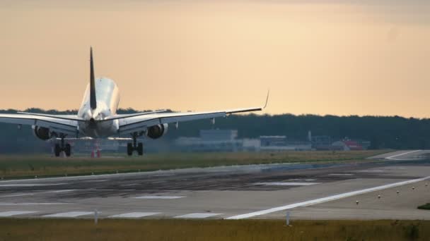 Avión comercial acercándose por la mañana — Vídeo de stock