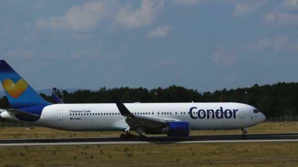 Boeing 767-31B ER des compagnies Condor — Video