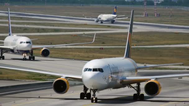 Boeing 767 geldikten sonra Taksilemek çifti — Stok video