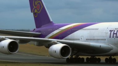 Mor üniforma ile uçak kuyruk closeup