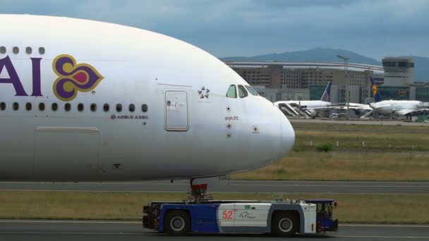 Närbild av bogsering Airbus A380 — Stockvideo