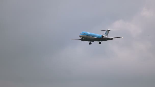 Fokker 70 Klm linie lotnicze zbliża się do lotniska — Wideo stockowe