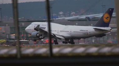 Frankfurt Am Main, Almanya - 20 Temmuz 2017: Siede görünüm Boeing 747-430 D-Abvu Frankfurt Airport'ta günbatımında açılış Lufthansa Havayolları