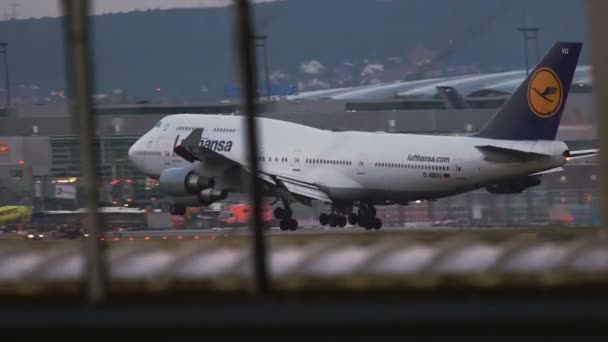 德国美因河畔法兰克福 2017年7月20日 汉莎航空公司波音 747 430 Abvu 在日落时降落在法兰克福机场的 Siede — 图库视频影像