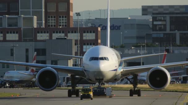 Primer plano del remolque Boeing 777 — Vídeos de Stock