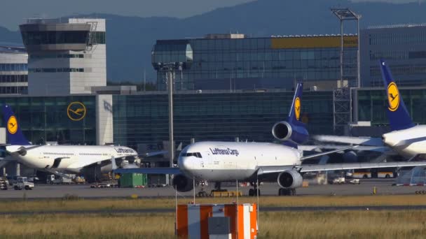 Lufthansa Cargo McDonnell Douglas MD-11 antes da partida — Vídeo de Stock