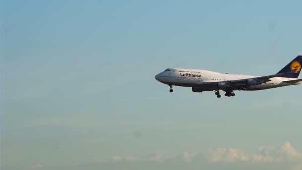 Jumbojet Boeing 747 närmar sig i slow motion — Stockvideo