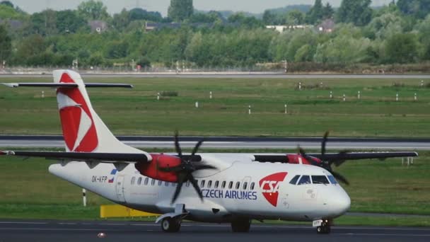 Такси ATR 42-500 Czech Airlines — стоковое видео