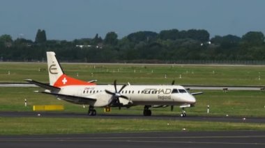 Düsseldorf, Almanya - 22 Temmuz 2017: ağır çekim Saab 2000 of Telstra bölgesel güzergâhına Düsseldorf Havaalanı'nda aşağı yuvarlanan.