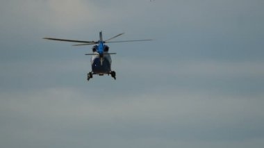 Mavi sivil helikopter kalkıyor