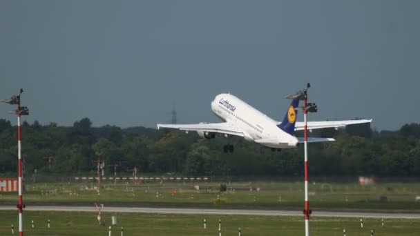 Airbus A320 decola no aeroporto de Dusseldorf — Vídeo de Stock