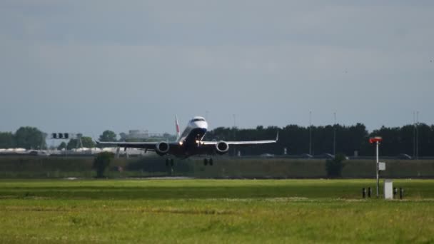 Embraer ERJ-190SR British airways приземлился — стоковое видео