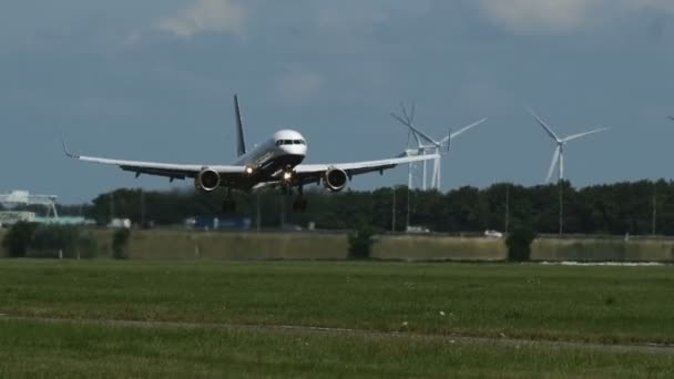 冰岛航空公司的波音757抵达 — 图库视频影像