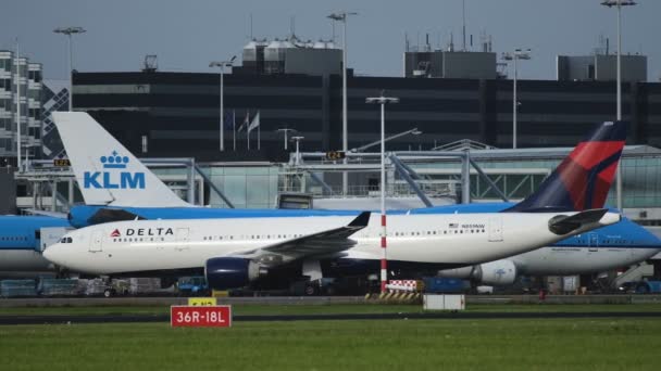 Airbus Α330 της Delta Air lines στο αεροδρόμιο Schiphol — Αρχείο Βίντεο