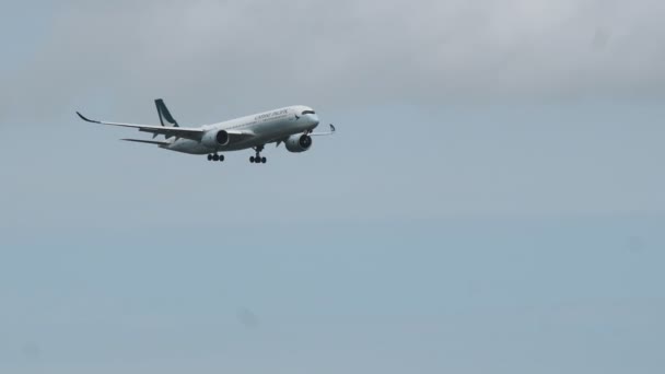 Приближается Airbus A350 авиакомпании Cathay Pacific — стоковое видео