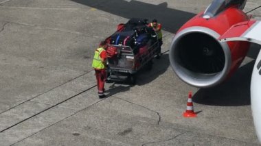 Havaalanı çalışanı ile Bagaj arabası getirdi