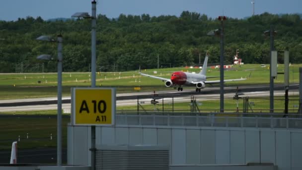 Norweski Boeing 737 przyjeżdża na lotnisko — Wideo stockowe