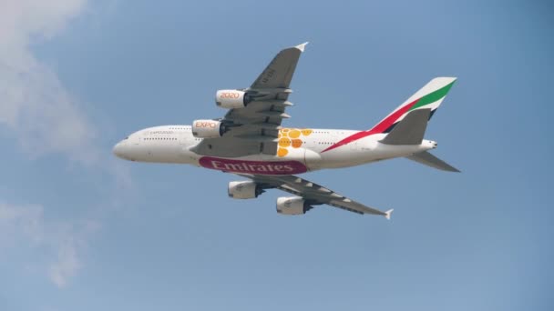 Airbus A380 de Emirates despegue de aerolíneas — Vídeo de stock