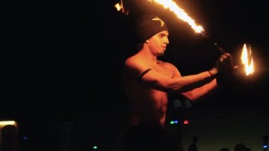 Adam perfoming ateş gösterisi
