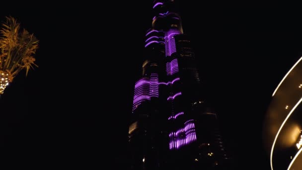 Ragazza sparare sul suo smartphone la torre Burj Khalifa di notte — Video Stock